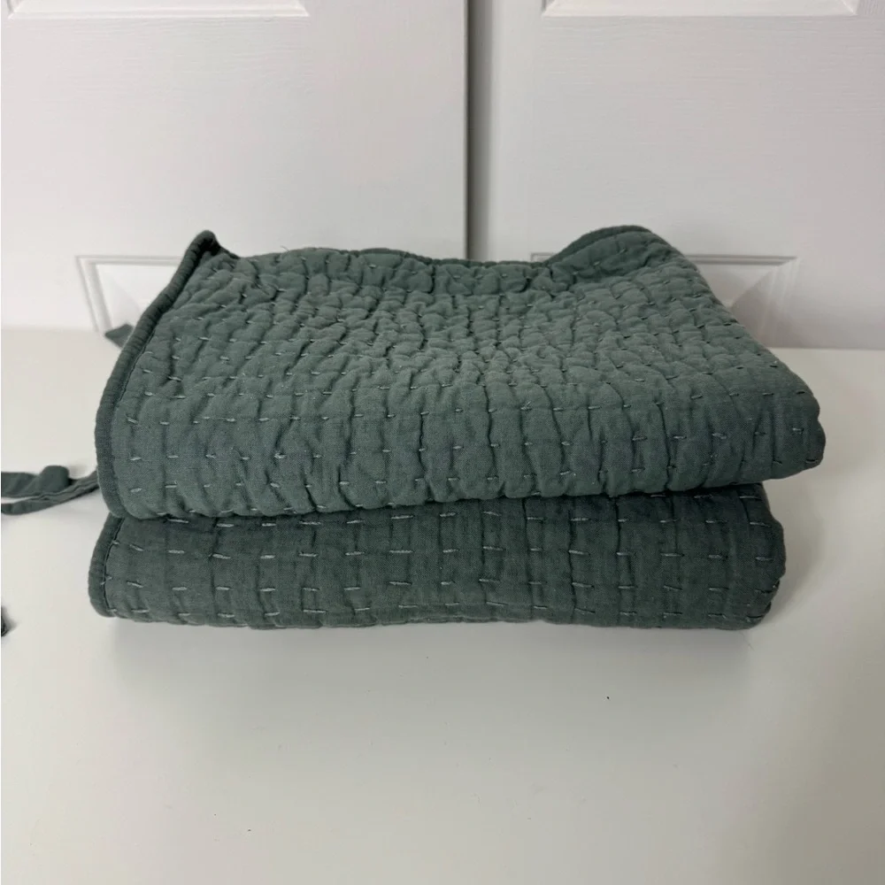 Pair Of POTTERY BARN PICK-STITCH‎ HANDCRAFTED COTTON LINEN QUILTED SHAMS 26”x21”